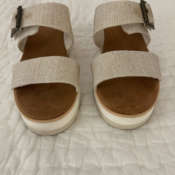 TOMS Women's Tan Buckle Sandals - Picture 2 of 5
